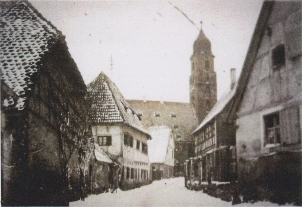 Scheune der Zinszahlung auf der linken Seite. Rechts ebenfalls alte Gebäude, vorne mittig das Kloster mit Glockenturm.